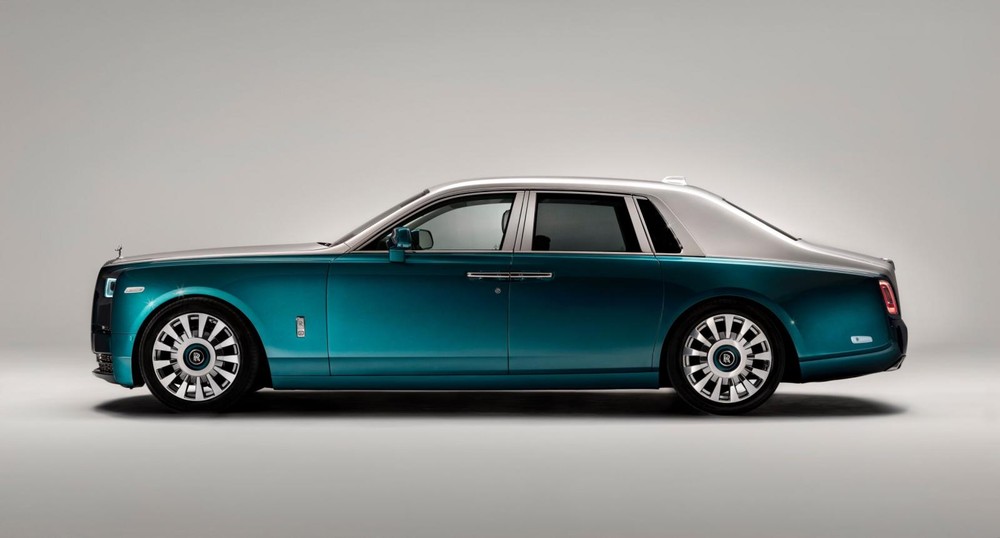 Rolls-Royce Phantom Iridescent Opulence được sơn màu xanh ngọc